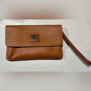 💯Authentic Dooney & Bourke Pebbled Leather Oversized Wristlet Cognac Like New